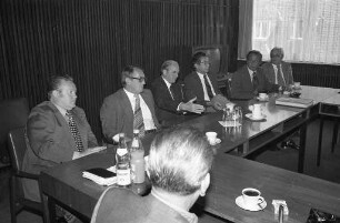 Redaktionskonferenz des Fraktionsvorsitzenden der Unionsparteien Karl Carstens bei den "Badischen Neuesten Nachrichten" im Rahmen des Bundestagswahlkampfs 1976