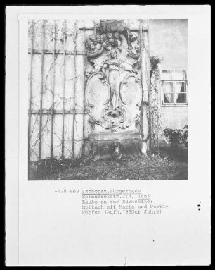 Epitaph mit Maria und Puttiköpfen