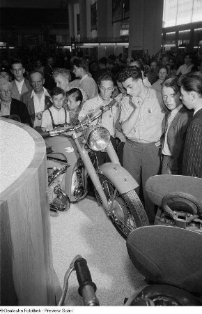 Besucher der Leipziger Herbstmesse 1954 beim Betrachten von ausgestellten Motorrädern