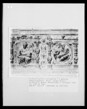 Retabel, Detail Sockel: Heiliger Bischof und Moses