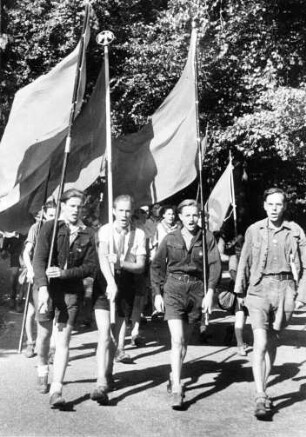 Stuttgart. Jugendtag 1947. "Rote Falken" marschieren singend