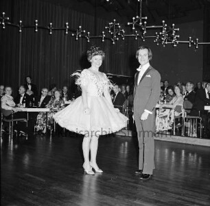 Festhalle: Tanzturnier der deutschen Junioren-Sonderklasse: Veranstalter Club Concordia Lübeck: Tanzpaar: hinten Zuschauer: 18.01.1975