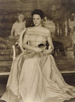Frau von Scheven-Poschinger, aus dem Album "Ausstellung Hugo Erfurth - Bildnisse aus dem XX. Jahrhundert, Konstanz 1949"