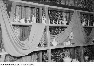 Porzellanwaren in einer Ausstellungsvitrine auf der Leipziger Herbstmesse 1954