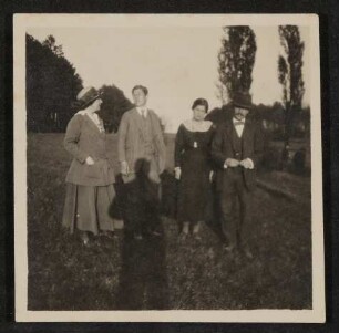 Familie Hofmannsthal (Gerty, Franz?, Christiane und Hugo) auf einer Wiese stehend
