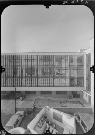 Dessau (Dessau-Roßlau), Gropiusallee 38. Bauhaus (1925-1926; W. Gropius). Teilansicht von Nordost