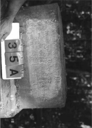 Grabstein 35 (Index: 100109177) Material: Sandstein Zustand: nur Sockel erhalten, leicht verwittert Maße HxBxT: 110x67x38 cm Beschreibung: nur getreppter Sockel erhalten: Grabstein 35A