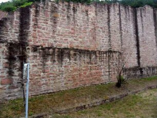 Stadtbefestigung-Schenkelmauer im Osten an der Hauptstraße (Wehrgang abgetragen) mit Werksteinen im Mauersteinverband