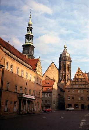 Pirna in Sachsen. Marktplatz mit Rathaus (links), rechts Stadtkirche St. Marien