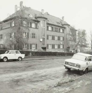 Dresden-Südvorstadt, Kaitzer Straße 104 und 104b. Wohnhaus einer Wohnanlage (bez. 1931)