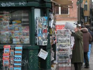 Venedig 2005 - Zeitungskiosk : Zeitungskiosk. Aufgenommen in Venedig im Februar 2005