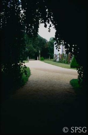 Potsdam, Park Sanssouci, Park Charlottenhof, Parkansicht mit Weg.