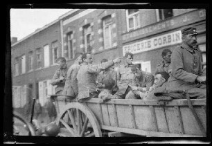 Lille (Dep. Nord, Frankreich): Gefangene auf einem Leiterwagen (Nahaufnahme) ("Einbringen von Gefangenen auf der Zitadelle Lille")