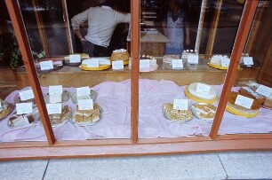 DDR. Schaufensterauslage einer Konditorei