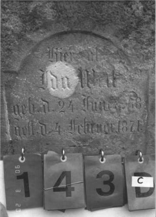 Grabstein 143 (Index: 100008989) Zustand: Rückseite zum Teil abgebröckelt Maße HxBxT: 99x57x11 cm Besonderheit: Kindergrab: Grabstein 143C