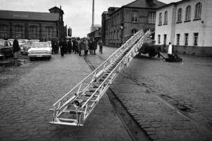 Übergabe einer neuen Kraftfahrdrehleiter mit eingebauter Krananlage an die Berufsfeuerwehr Karlsruhe.