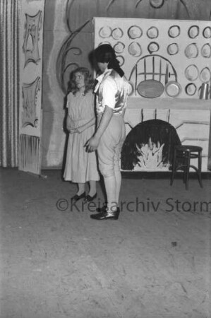 Weihnachtsmärchen: Hotel Oldesloer Hof: Saal: "Aschenputtel": Aufführung von Städtischem Musikkreis: Bühne: Szenenbild mit Schauspielern: Aschenputtel und Prinz: 21. Dezember 1956