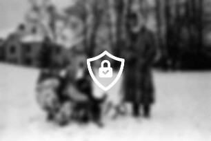 Park: Kinder beim Rodeln im Winter