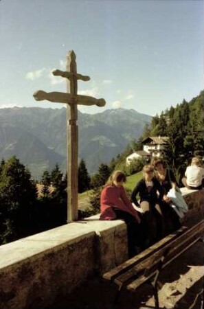 Hafling: Ausblick von der St. Katharinenkapelle mit Kreuz