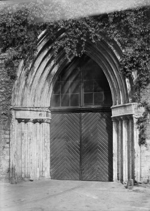 nördliches Portal an der Westfassade