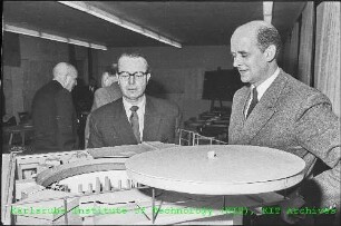 Präsentation eines Modells der Reaktorsäule des Forschungsreaktors 2 (FR 2) mit geöffnetem Core