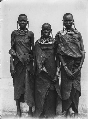 Gruppenportrait : Gruppenportrait dreier Frauen der Massai