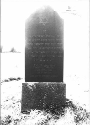 Grabstein 5 (Index: 100116076) Material: Granit, Stele poliert Zustand: gut Maße HxBxT: 176x56x16 cm Beschreibung: aufgesockelte Stele mit eingezogenem Rundbogenabschluß Symbolik: Davidstern: Grabstein 5