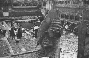 Heilige Quellen von Pura Tirta Empul : Hinduistische Tempelanlage mit Heiligen Quellen und Personen