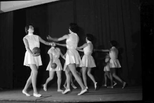 Freiburg: Kolpinghaus; Sommerfest der Städtischen Frauenfachschule, Tanz mit Bällen