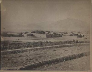 Straße nach Kermanschah : Blick über die Straße nach Kermanschah gegen den Kuh-e Parrow in der Zagros-Kette.