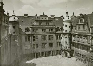 Dresden, Residenzschloss : Dresden, Residenzschloss, Westflügel, Hoffassade zum Großen Schlosshof von Südosten. Großer Schloßhof, Westseite