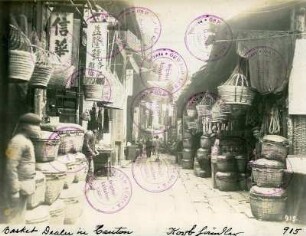 Kanton (Guangzhou), China. Gasse mit Läden von Korbhändlern
