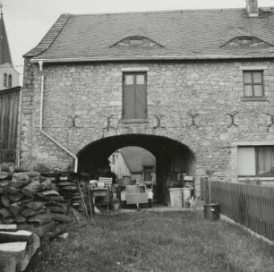 Lengenfeld-Plohn, Plohner Hauptstraße 9/11. Rittergut Plohn (nach 1804). Torhaus. Gartenansicht (Teilansicht) mit Durchfahrt