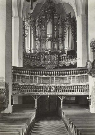 Luckau, Stadtkirche St. Nikolai. Inneres mit Orgel