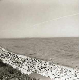 Sellin. Strand mit Strandkörben und Badegästen. Blick über die Prorer Wieck nach Jasmund