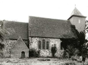 Gägelow-Holzendorf (Kreis Sternberg). Dorfkirche (Mitte 13. Jahrhundert). Ansicht von Norden