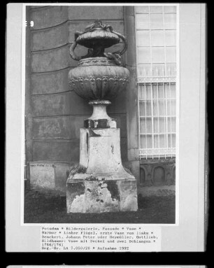 Vase mit Deckel und zwei Schlangen