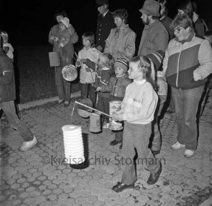 Laternenumzug: Veranstalter Freiwillige Feuerwehr: Kinder mit Laternen, Eltern, Feuerwehrmann