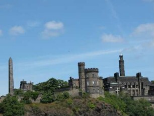 Calton Hill : Calton Hill in Edinburgh mit zahlreichen Monumentalbauten, wie dem Nationalen Monument und der Nelson Säule. Aufgenommen im Juni 2005. Foto Uwe Gerig