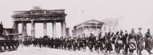 Berlin, deutsche Kriegsgefangene marschieren durch das Brandenburger Tor