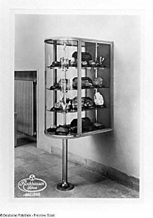 Vitrine der Firma Ernst Rockhausen Söhne, Waldheim/Sachsen in einem Ausstellungssaal