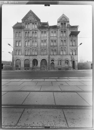 Plauen-Preißelpöhl, Schumannstraße. Wohnhaus mit Laden (um 1902). Straßenfront