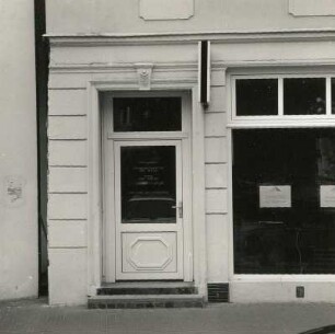 Cottbus, Burgstraße 26. Wohn-und Geschäftshaus. Portal