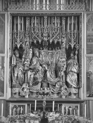 Schrein: Marienkrönung und Statuen heiliger Wolfgang (links) und heiliger Benedikt (rechts)