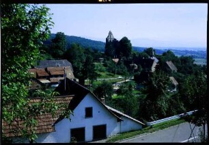 Landeck: durch Gärten der Wohnsiedlung auf Burgruine