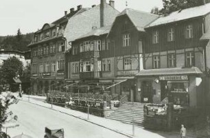 Schreiberhau, Oberschreiberhau (Szklarska Poreba). Straßenbild mit Wohn- und Geschäftshäusern