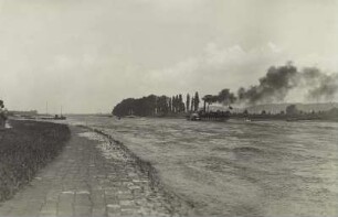 Elbe mit Personen-Seitenraddampfer "Bastei" (1896, Werft Blasewitz) vor der Gohliser Windmühle elbabwärts gesehen
