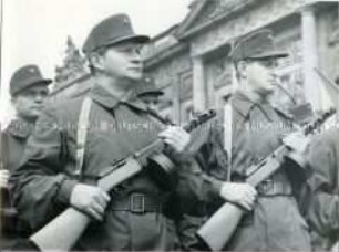 Parade der Kampfgruppen vor dem Museum für Deutsche Geschichte