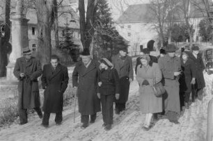der Dänische Schriftsteller Martin Andersen Nexø im Hof der Klosters Marienstern : Danski spisowaćel Martin Andersen Nexø w dworje Klóštra Marijineje Hwězdy.