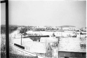Einfahrt Bahnhof Gammertingen, Lok 21, Güterzug 305, Kreisaltersheim mit Liegehalle (1954 - 1993), im Vordergrund Häuser der Hechinger Straße